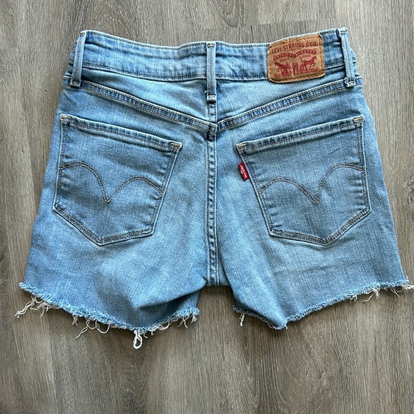 Levi’s Mid Rise Skinny Cutoff Shorts - Light Wash/Distressed - Picture 2 of 7